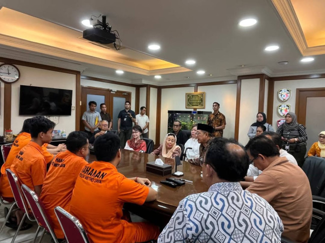 Sinta Nuriyah bersama GNB temui para aktivis yang ditahan pasca demo ricuh. (Instagram @beka_hapsara)  